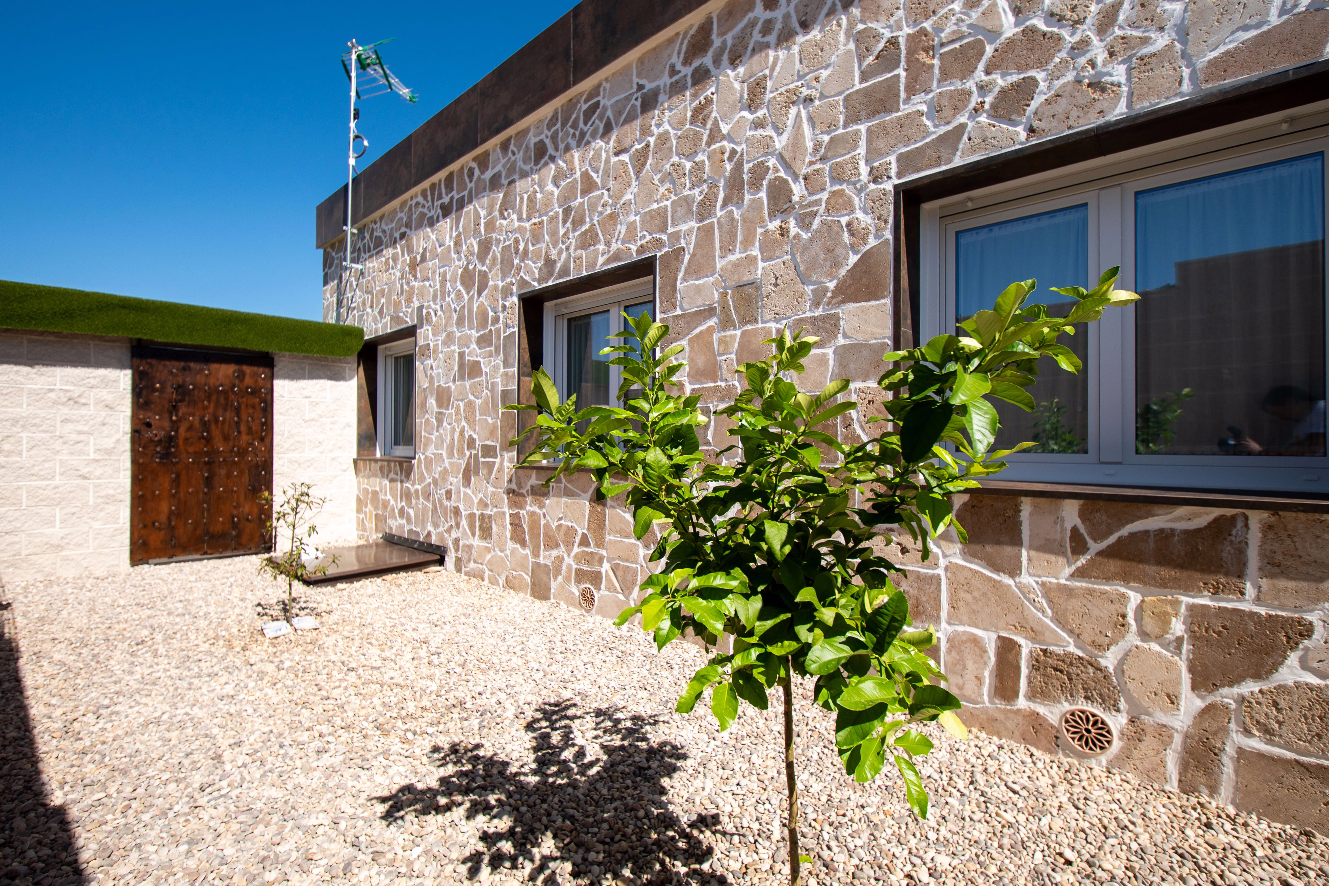 Patio con un rincón cuidado y tranquilo para disfrutar al aire libre.